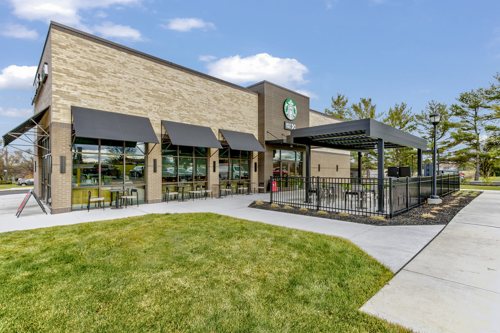 Full-black modern Azenco R-BLADE pergola on a commercial patio, showing the clean specification-grade profile Austin operators are choosing for revenue-generating outdoor seating.
