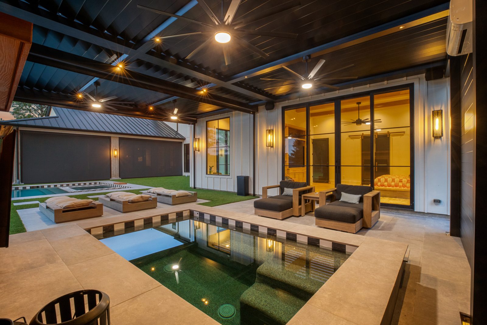 Black R-BLADE louvered pergola outdoor living room with fans, TV and screens — Texas installation